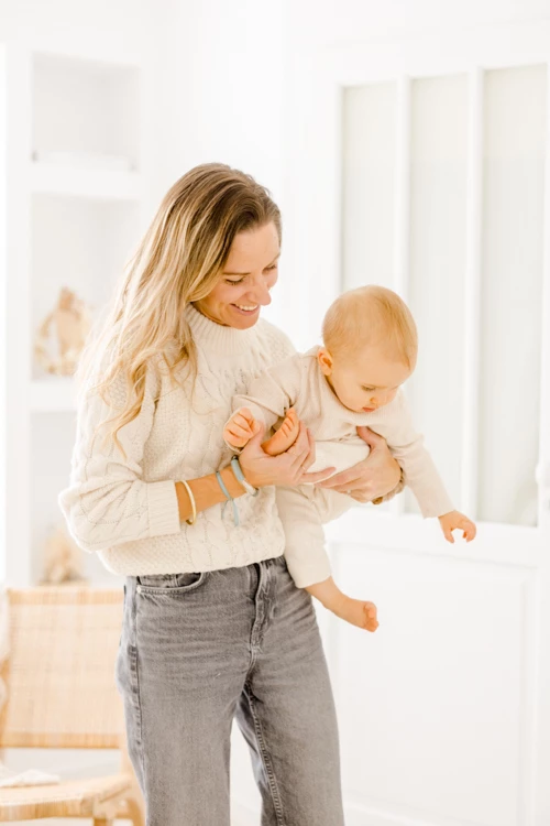 bonheur enfant sourire beige gris